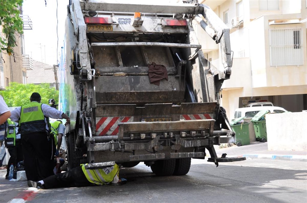 מזעזע: משאית מחצה קשיש בבני-ברק - צפו בוידאו ותמונות