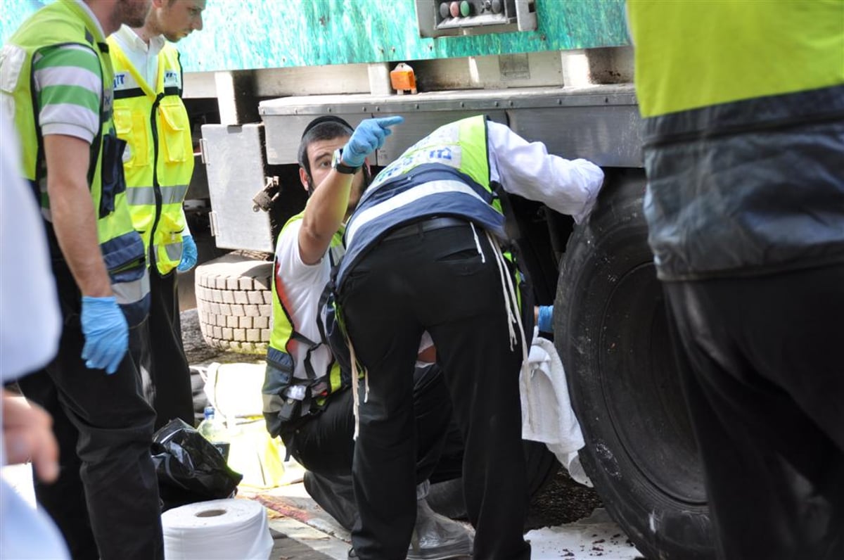 מזעזע: משאית מחצה קשיש בבני-ברק - צפו בוידאו ותמונות