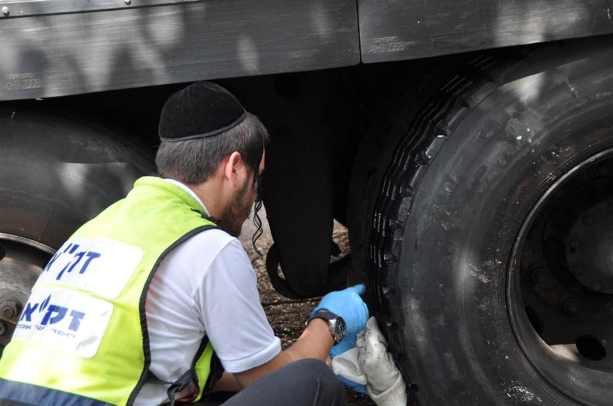 מזעזע: משאית מחצה קשיש בבני-ברק - צפו בוידאו ותמונות