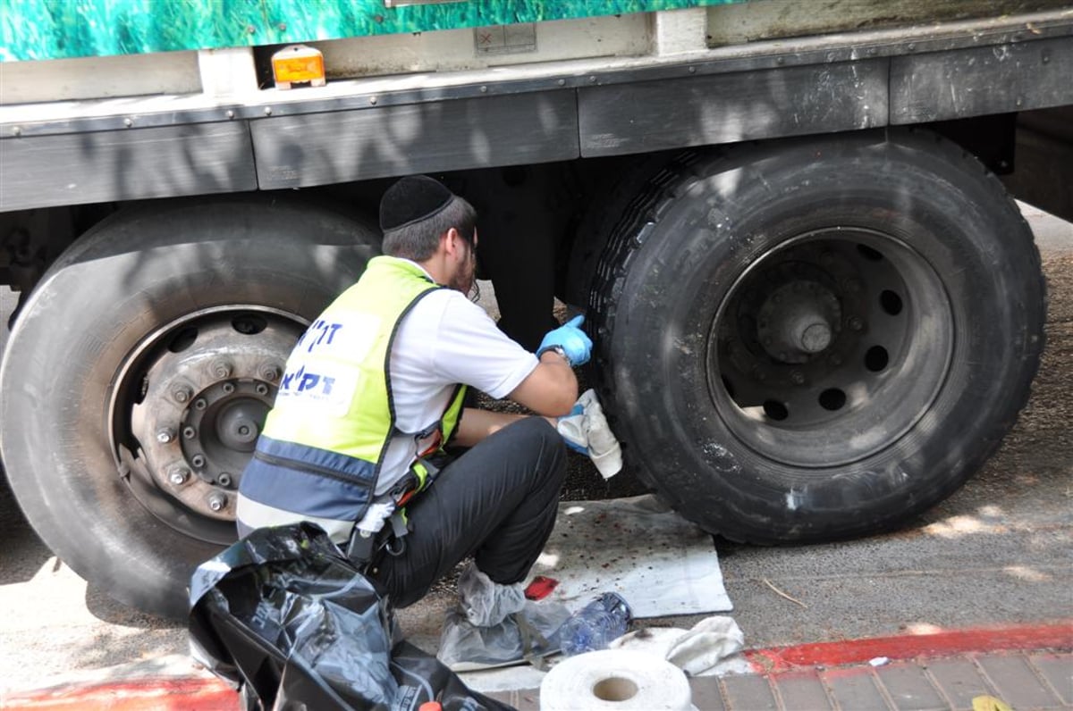 מזעזע: משאית מחצה קשיש בבני-ברק - צפו בוידאו ותמונות