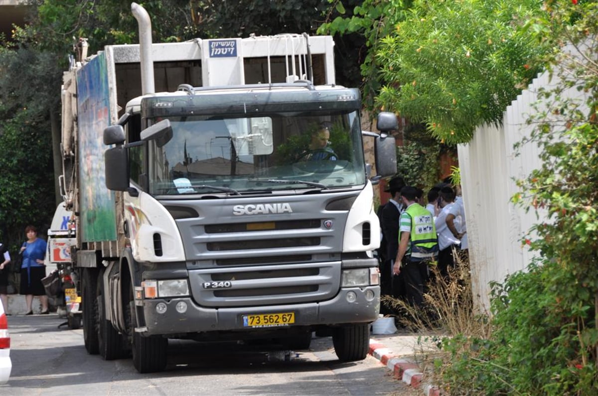 מזעזע: משאית מחצה קשיש בבני-ברק - צפו בוידאו ותמונות