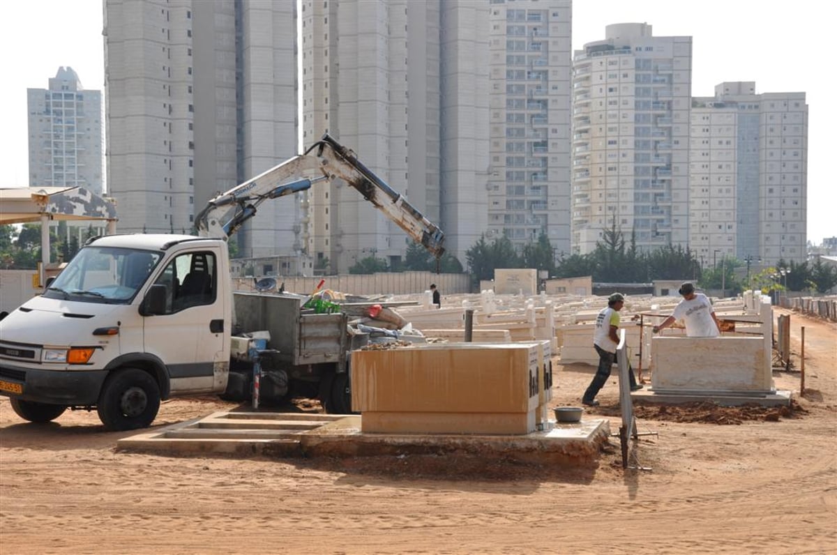 הקמת מצבה להגאון הרב נחום קוק זצ"ל רבה של העיר ר"ג