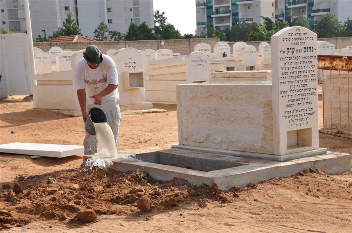 הקמת מצבה להגאון הרב נחום קוק זצ"ל רבה של העיר ר"ג