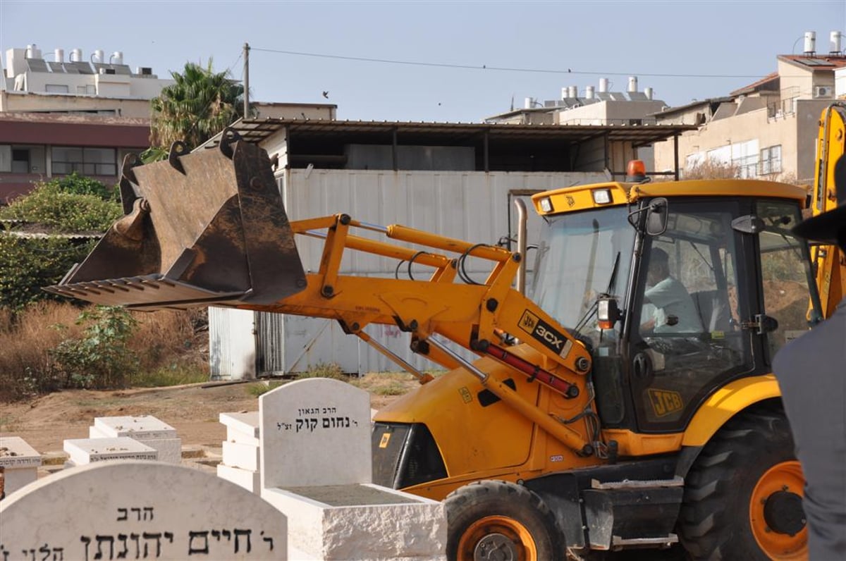 הקמת מצבה להגאון הרב נחום קוק זצ"ל רבה של העיר ר"ג