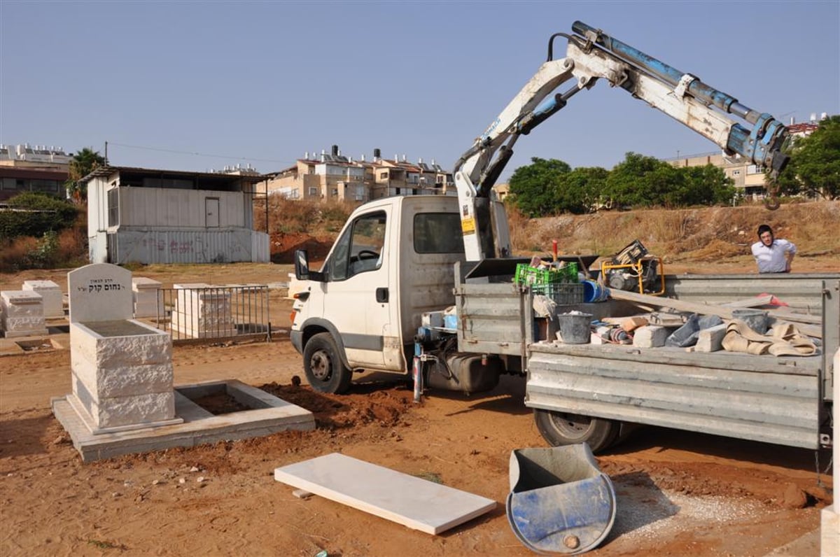 הקמת מצבה להגאון הרב נחום קוק זצ"ל רבה של העיר ר"ג