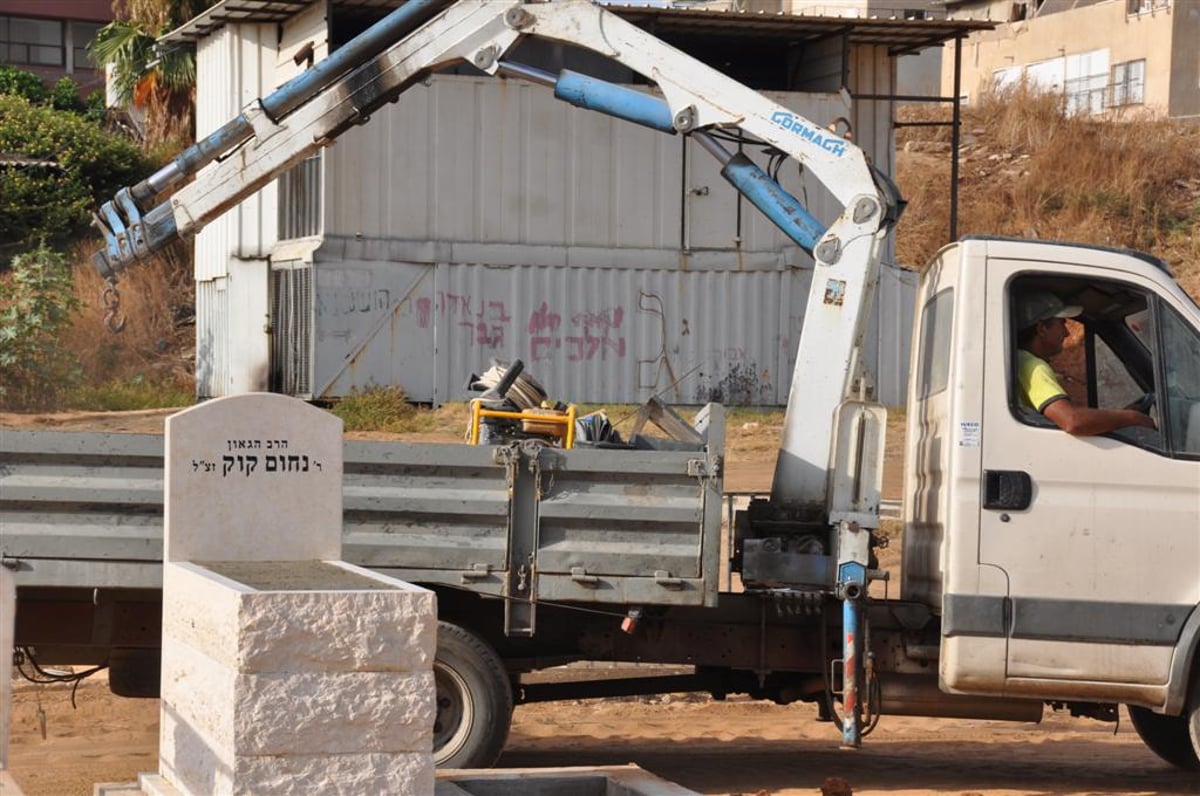 הקמת מצבה להגאון הרב נחום קוק זצ"ל רבה של העיר ר"ג