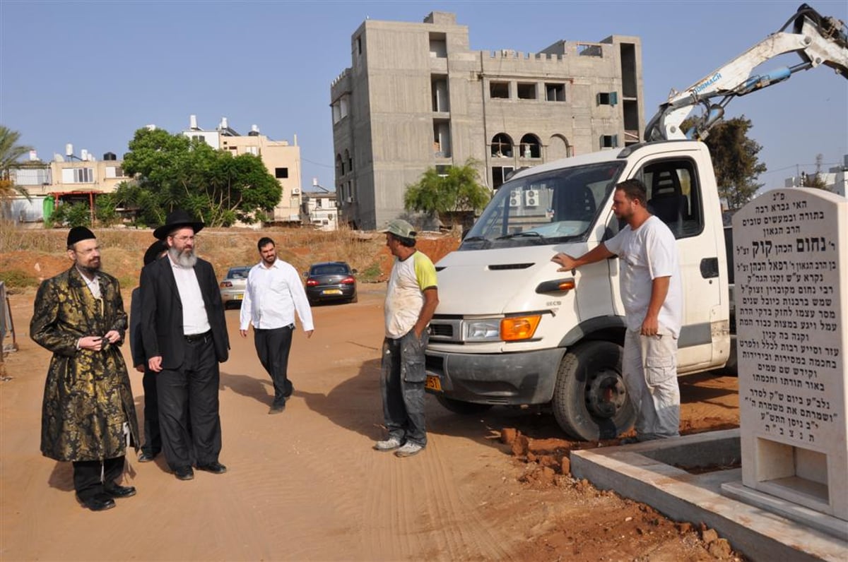 הקמת מצבה להגאון הרב נחום קוק זצ"ל רבה של העיר ר"ג