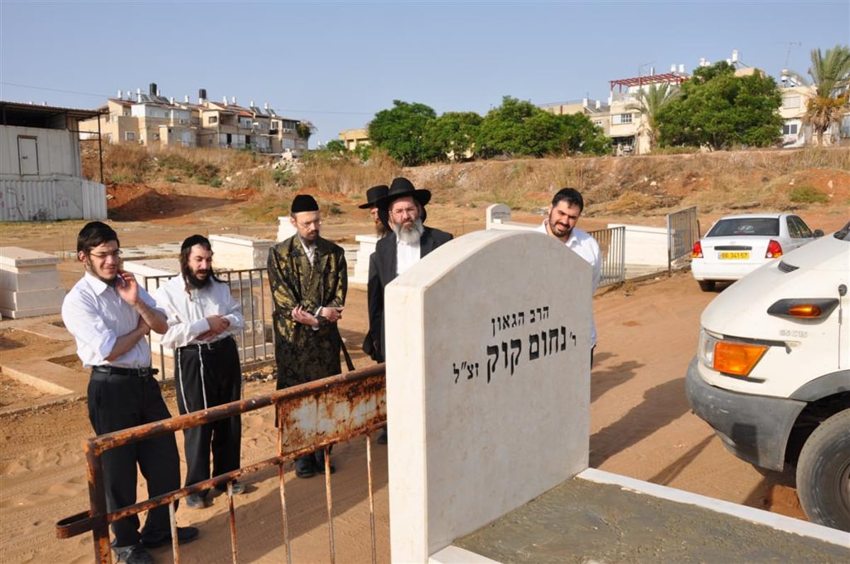 הקמת מצבה להגאון הרב נחום קוק זצ"ל רבה של העיר ר"ג