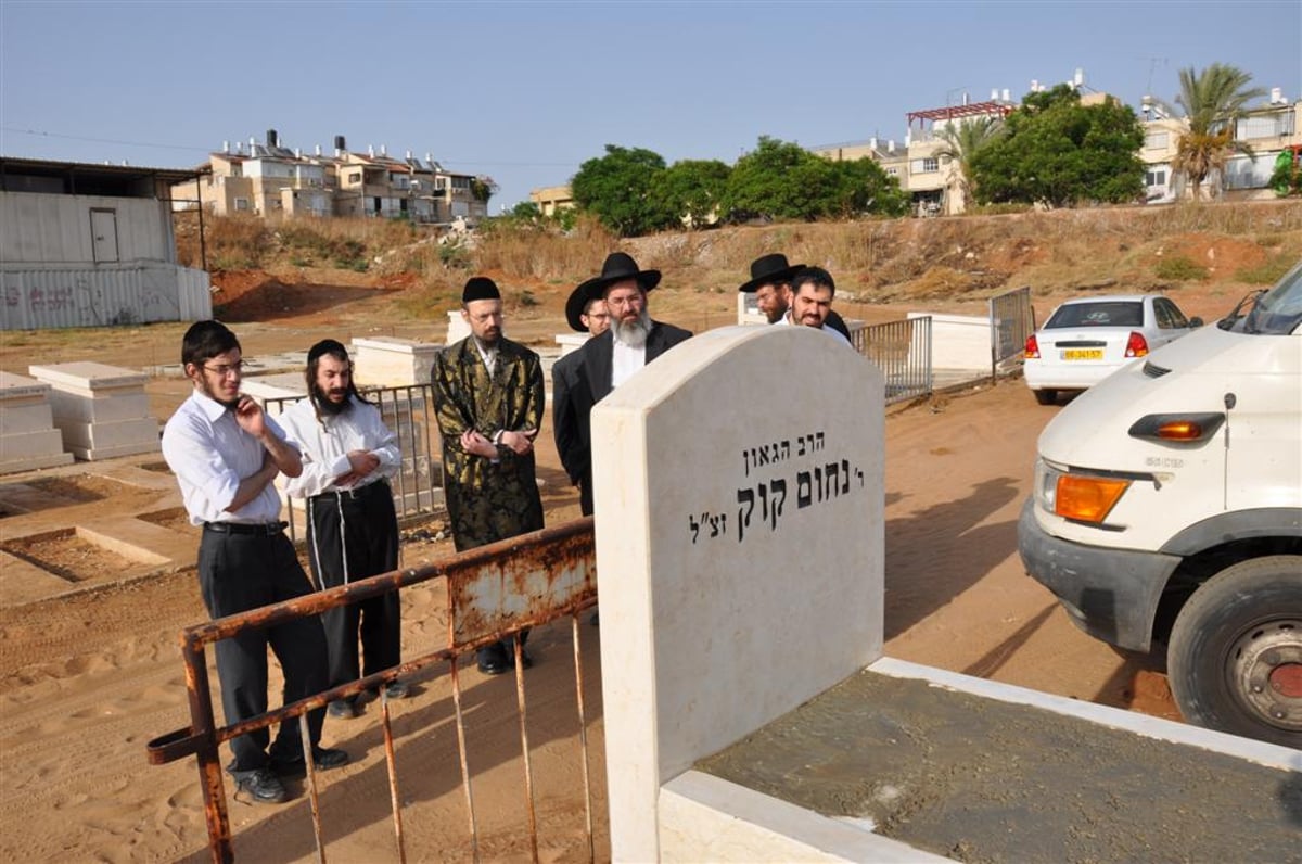 הקמת מצבה להגאון הרב נחום קוק זצ"ל רבה של העיר ר"ג