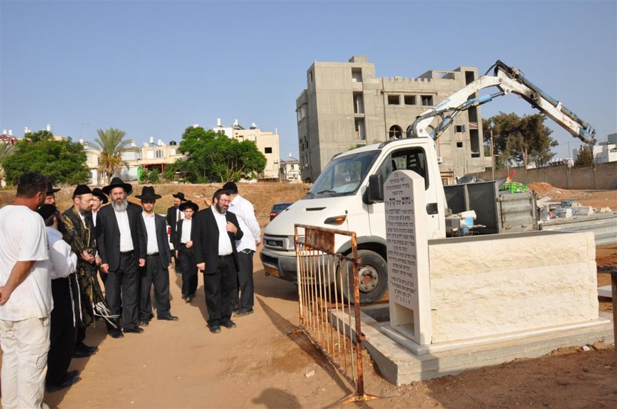 הקמת מצבה להגאון הרב נחום קוק זצ"ל רבה של העיר ר"ג