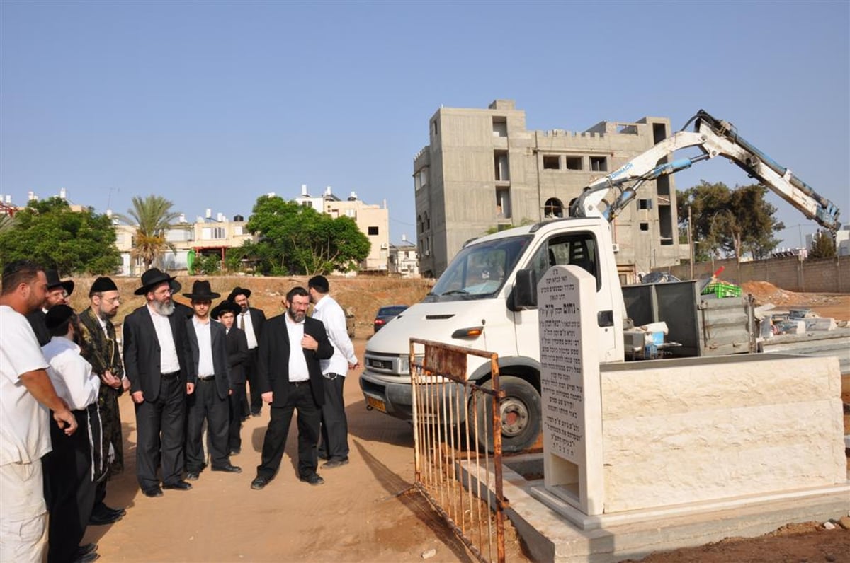 הקמת מצבה להגאון הרב נחום קוק זצ"ל רבה של העיר ר"ג