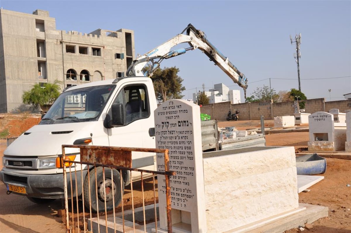 הקמת מצבה להגאון הרב נחום קוק זצ"ל רבה של העיר ר"ג