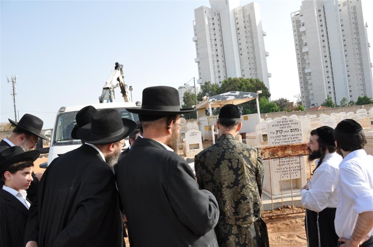 הקמת מצבה להגאון הרב נחום קוק זצ"ל רבה של העיר ר"ג