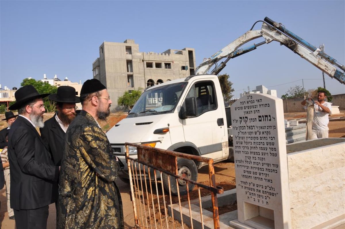 הקמת מצבה להגאון הרב נחום קוק זצ"ל רבה של העיר ר"ג