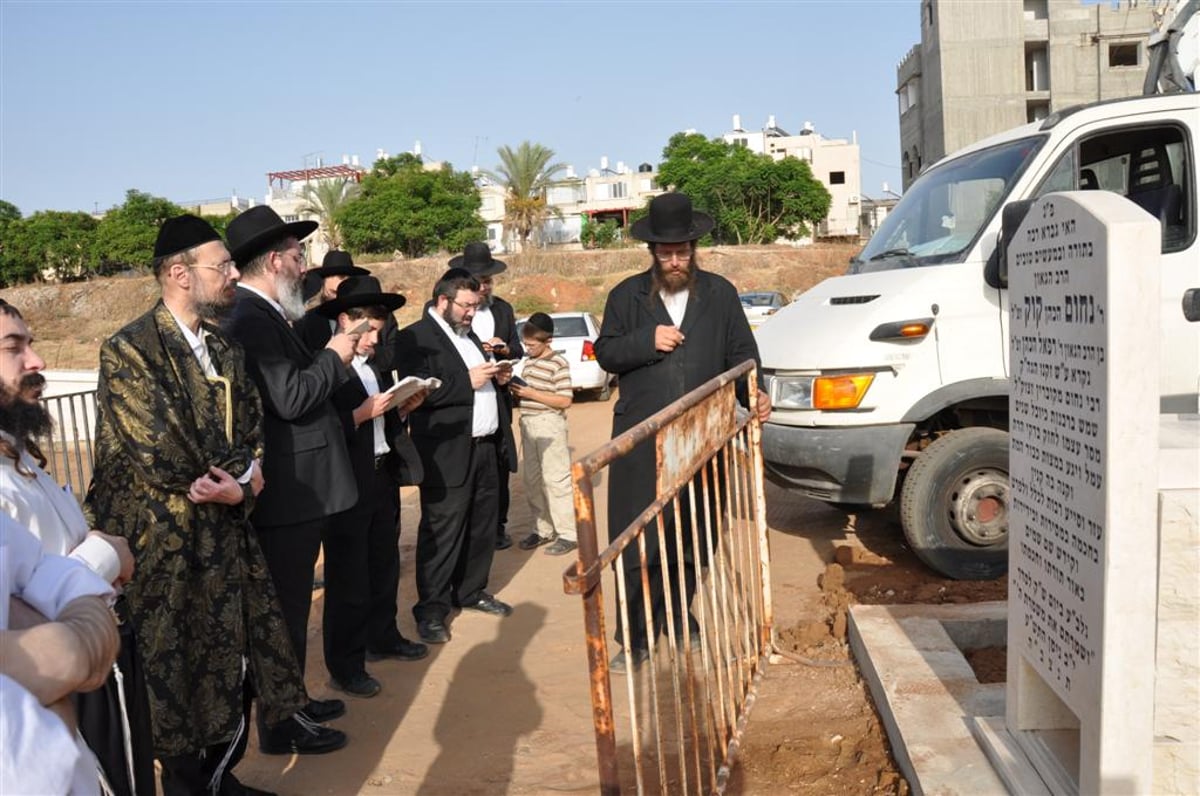 הקמת מצבה להגאון הרב נחום קוק זצ"ל רבה של העיר ר"ג