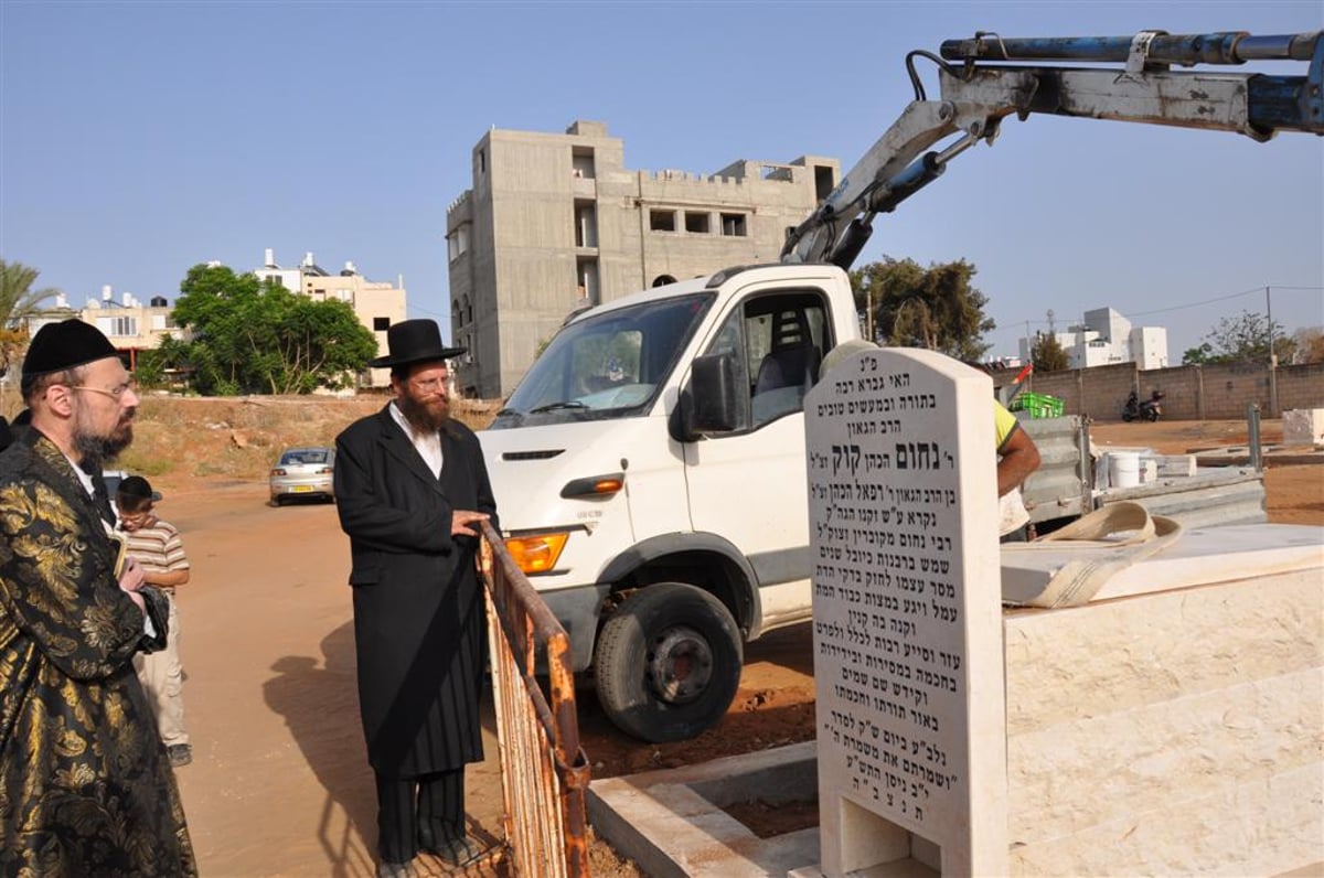 הקמת מצבה להגאון הרב נחום קוק זצ"ל רבה של העיר ר"ג