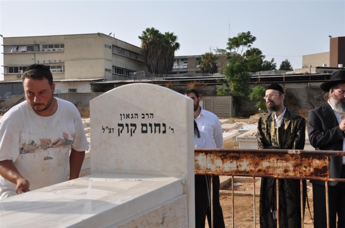 הקמת מצבה להגאון הרב נחום קוק זצ"ל רבה של העיר ר"ג