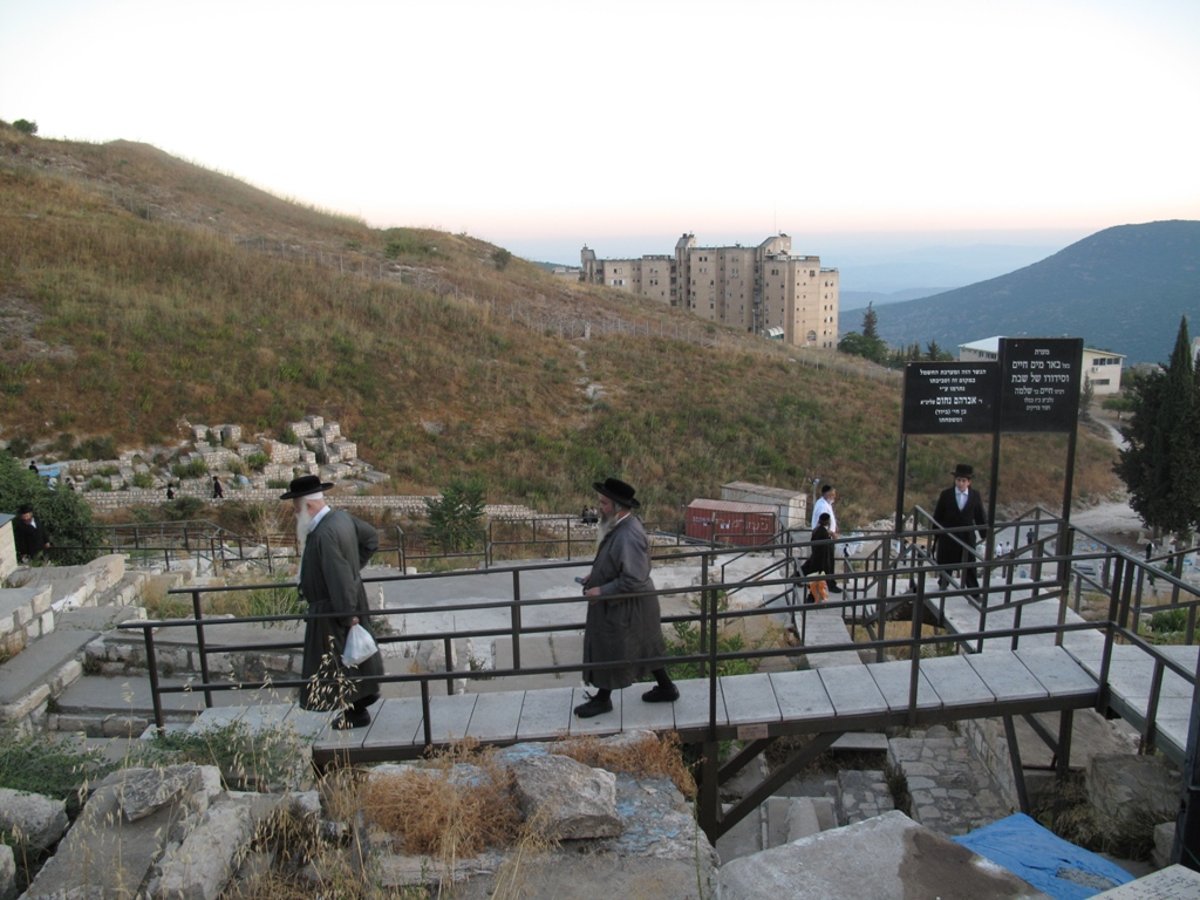 צפת, הלילה: המונים על ציונו של האר"י