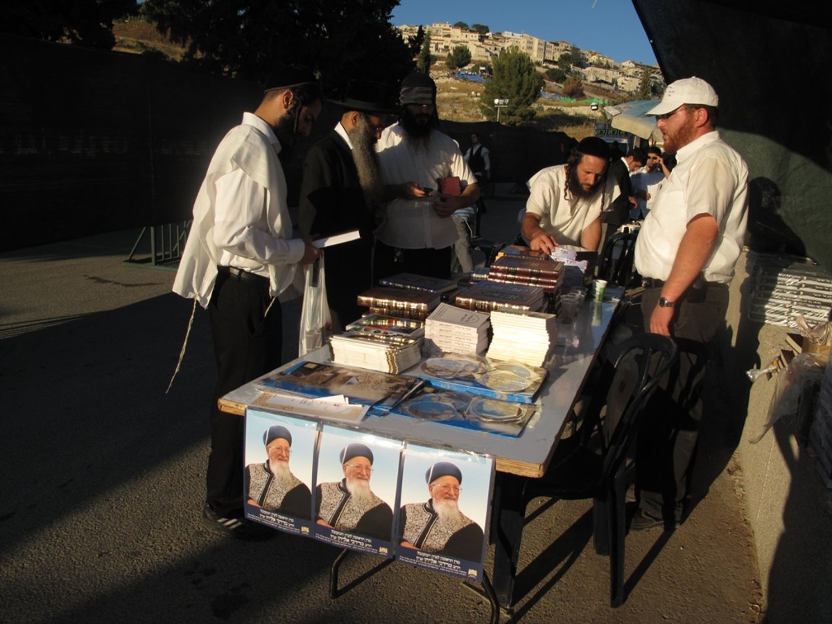 צפת, הלילה: המונים על ציונו של האר"י