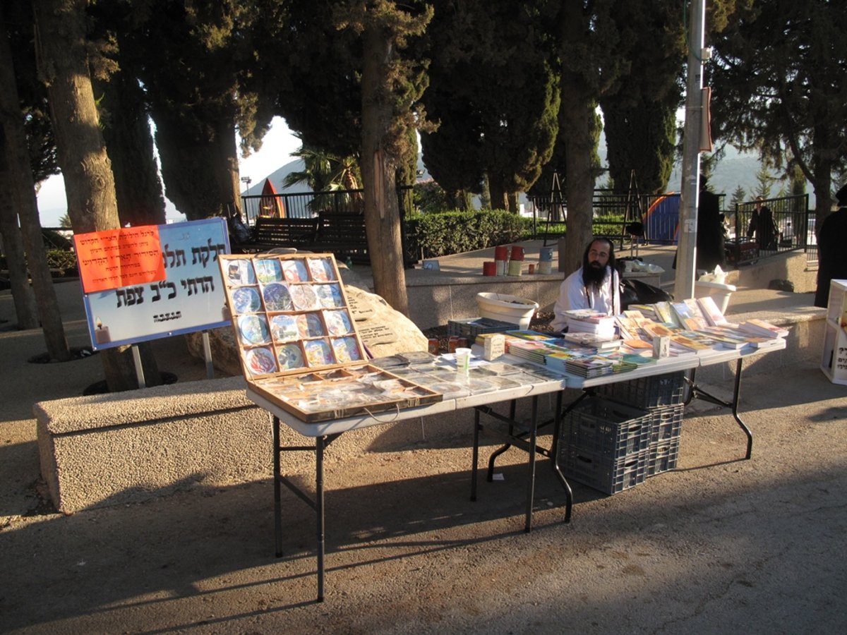 צפת, הלילה: המונים על ציונו של האר"י