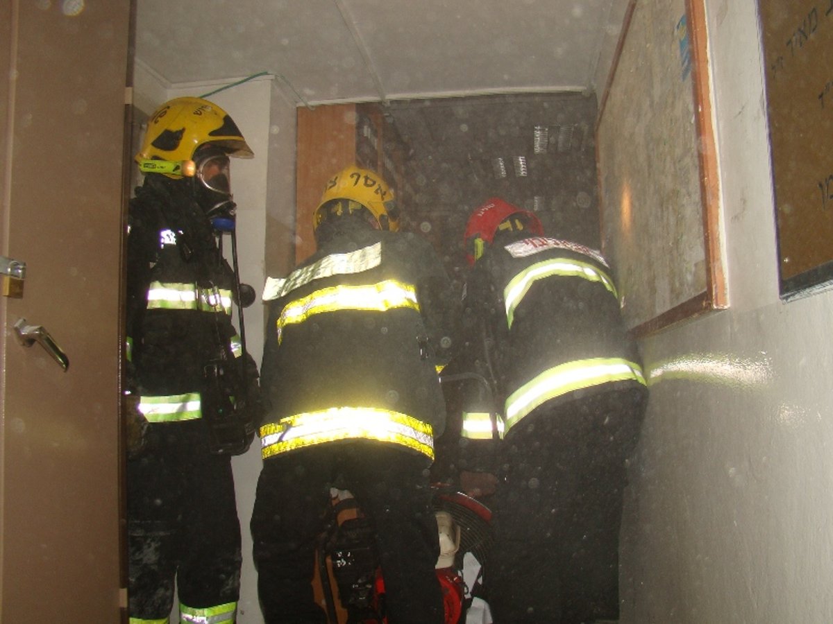 בחצי הלילה: שריפה פרצה בישיבת מיר • תמונות