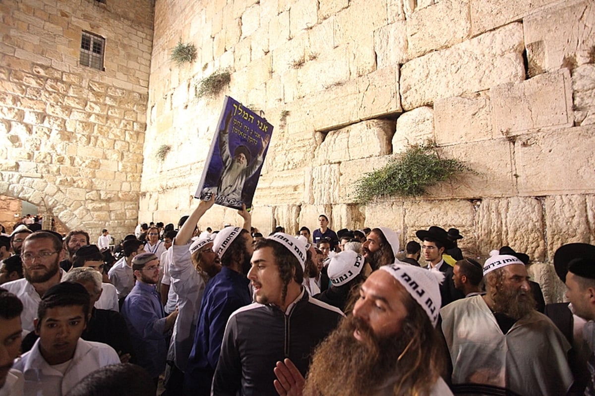 מהומה בכותל: "ננחים" רקדו, מתפללים זעמו