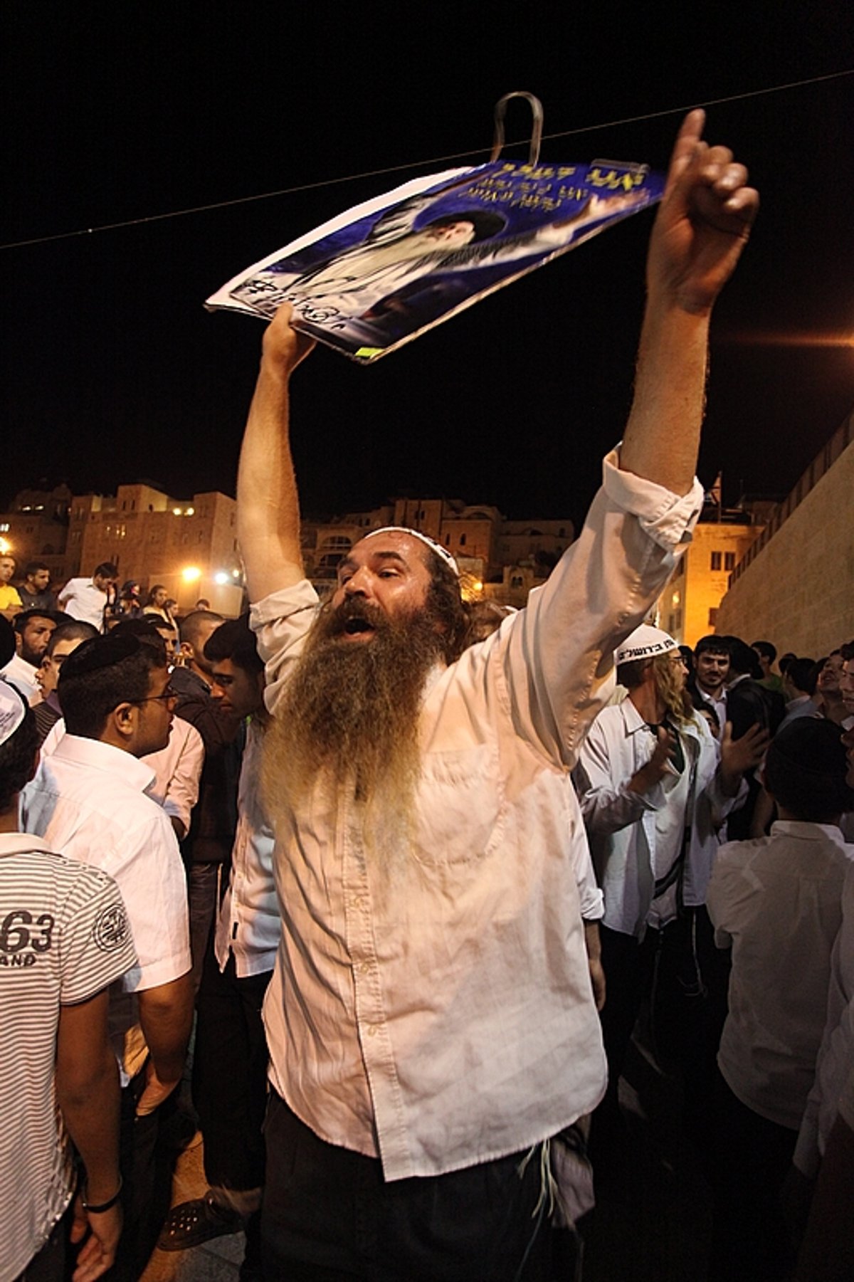 מהומה בכותל: "ננחים" רקדו, מתפללים זעמו