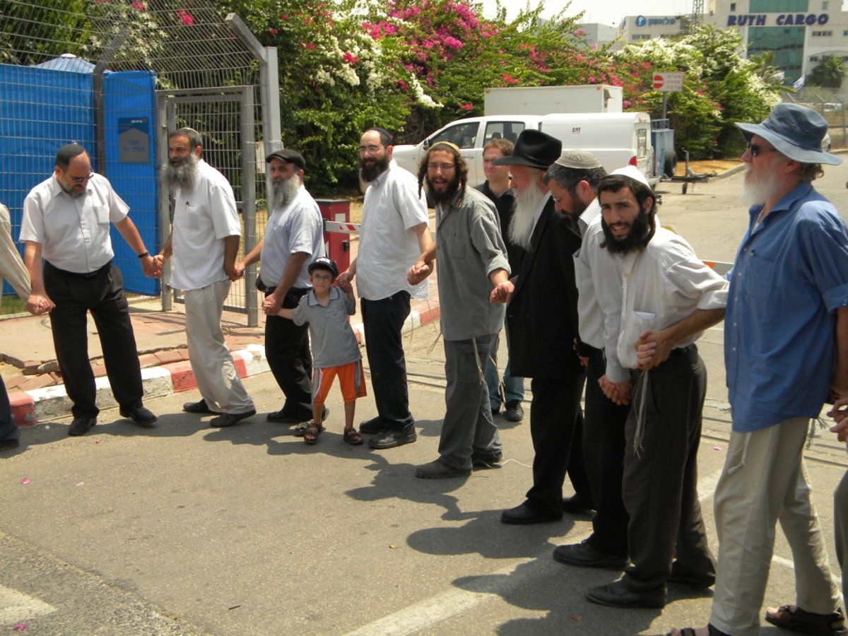 הרב יצחק גינזבורג נכנס לחקירה בשירה ובריקודים