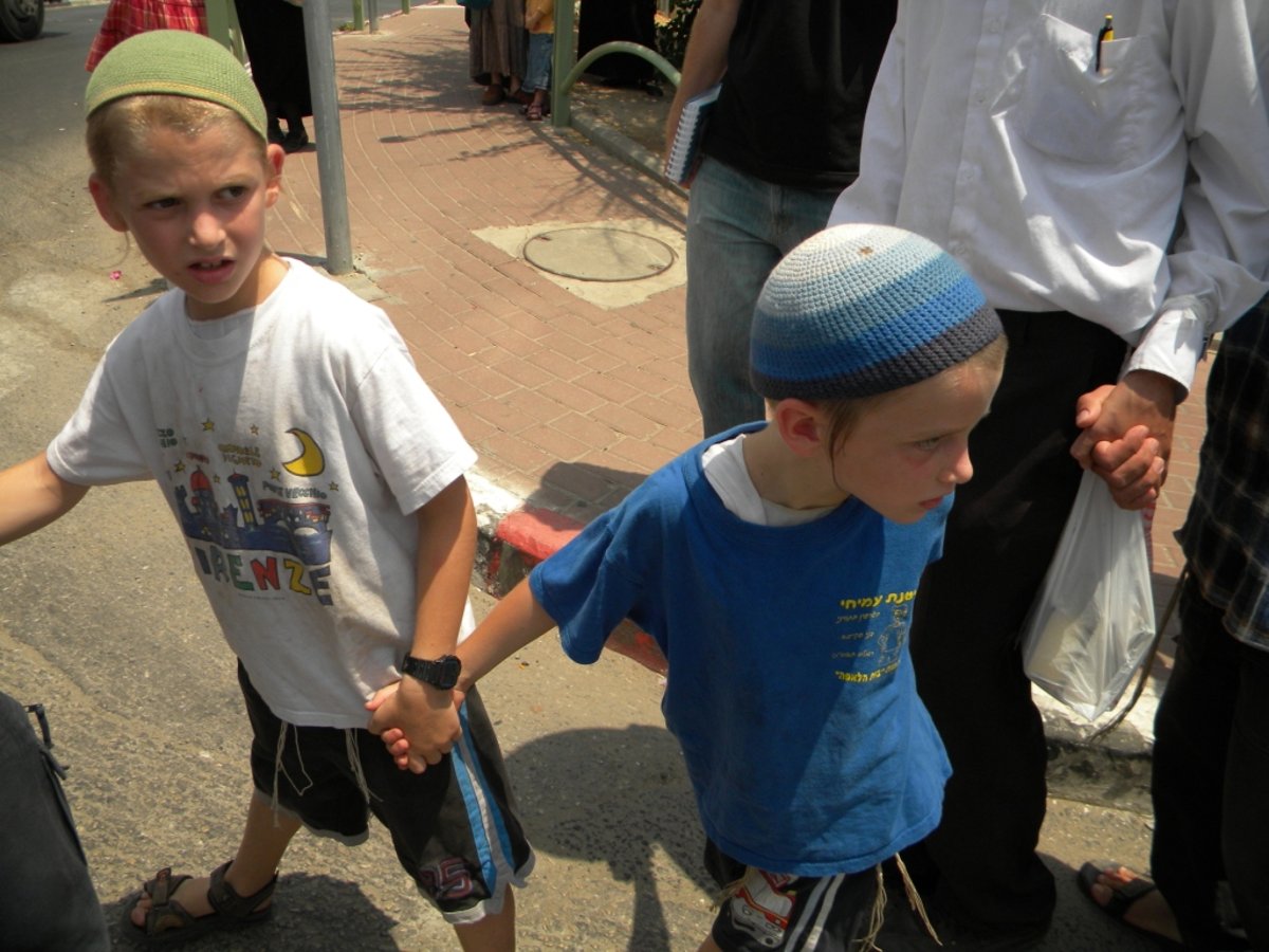 הרב יצחק גינזבורג נכנס לחקירה בשירה ובריקודים