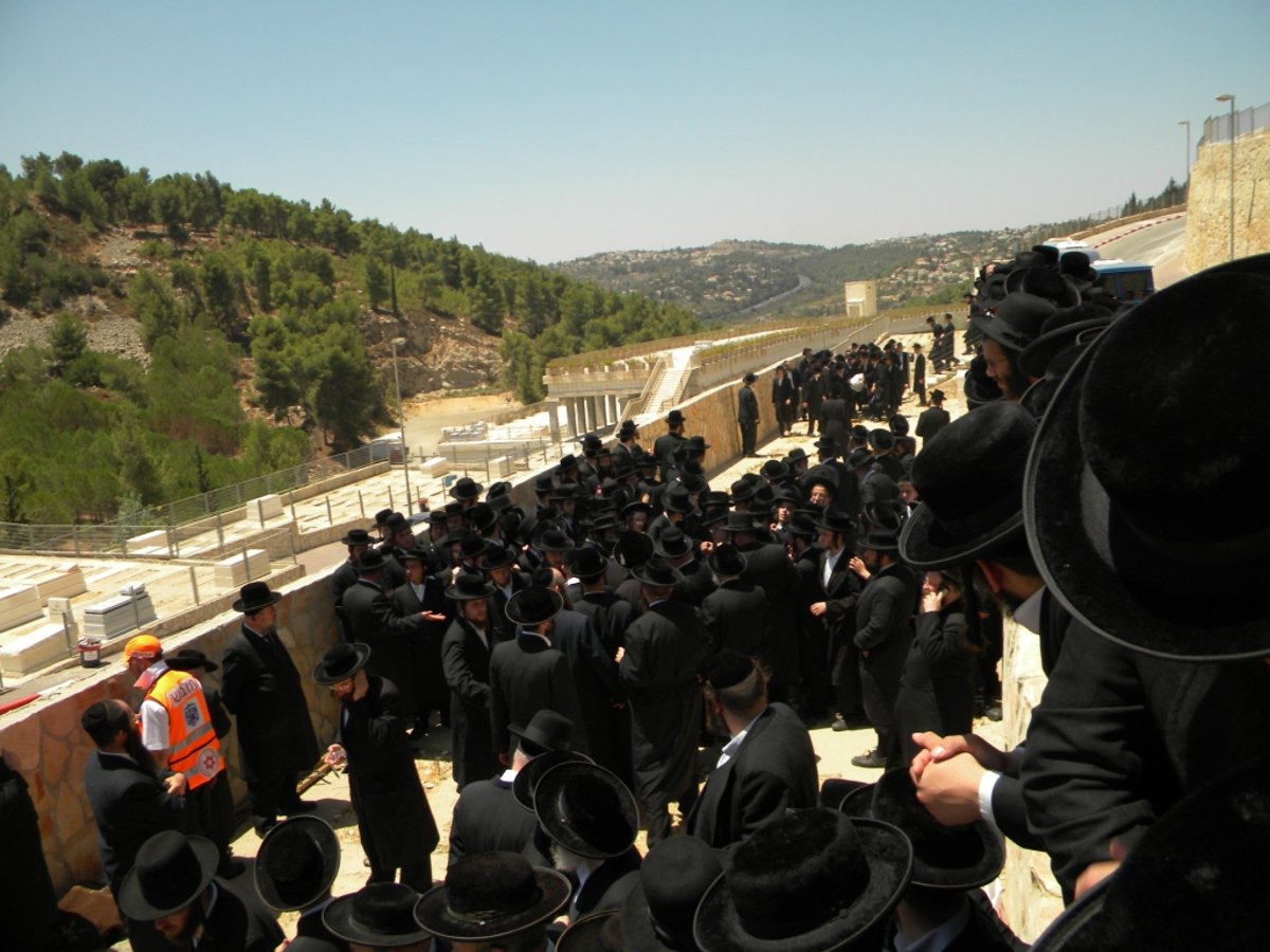 בכי קורע לב על הקברים הטריים - גלריה, וידאו