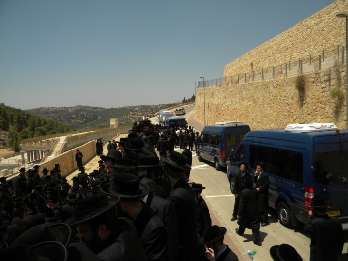 בכי קורע לב על הקברים הטריים - גלריה, וידאו