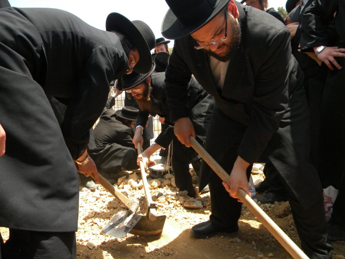 בכי קורע לב על הקברים הטריים - גלריה, וידאו