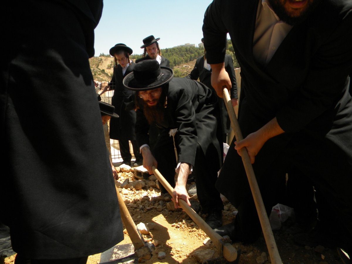 בכי קורע לב על הקברים הטריים - גלריה, וידאו