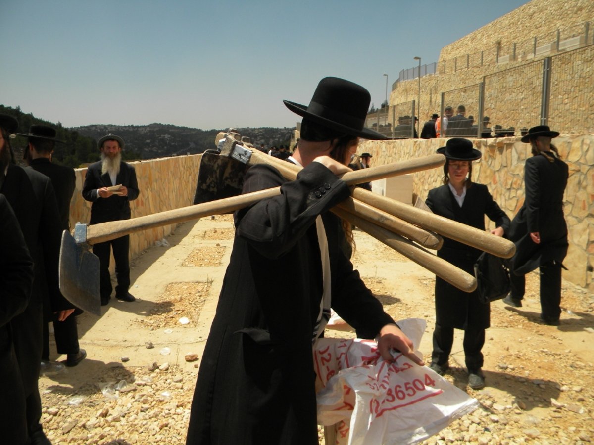 בכי קורע לב על הקברים הטריים - גלריה, וידאו