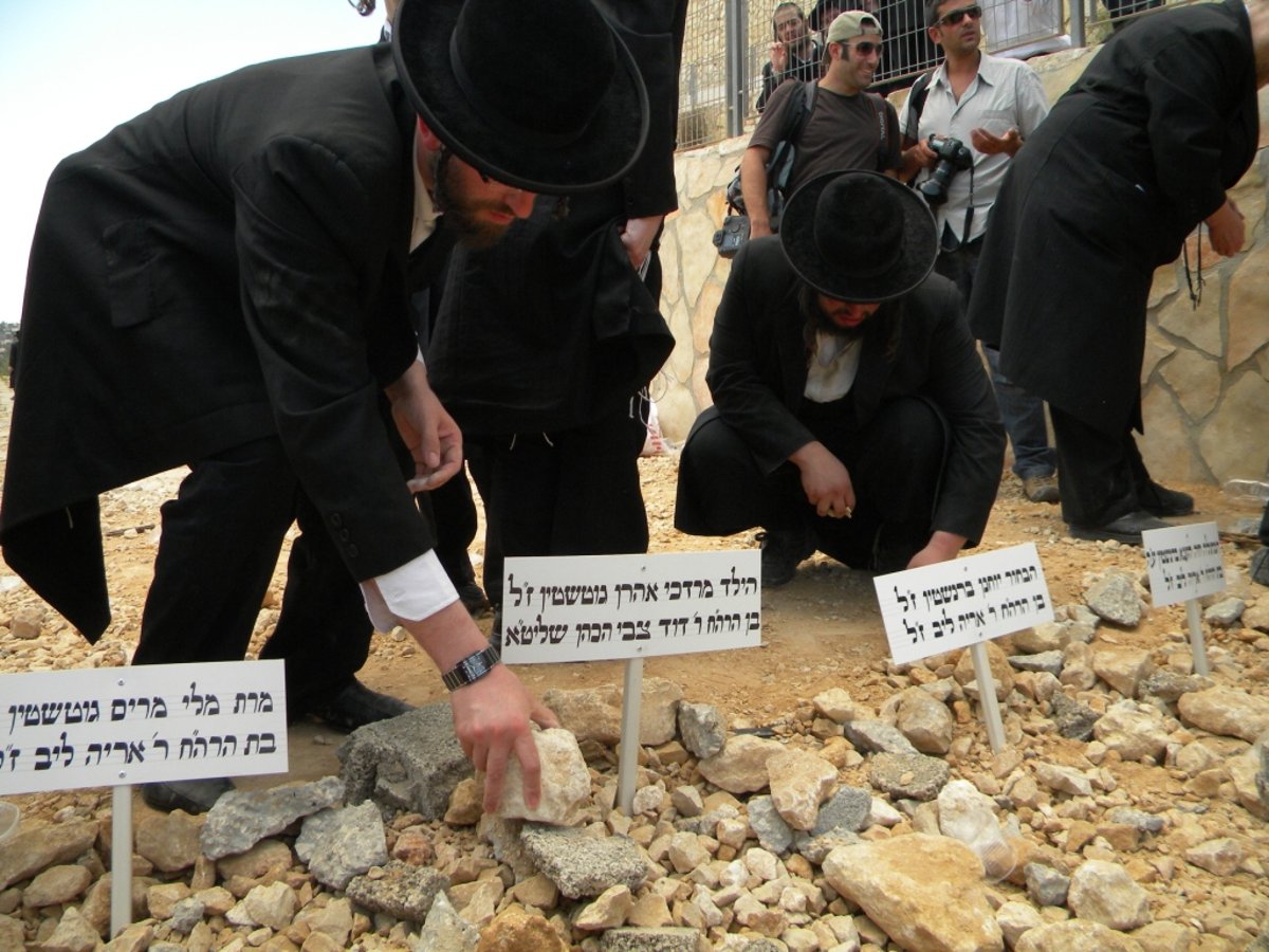 בכי קורע לב על הקברים הטריים - גלריה, וידאו