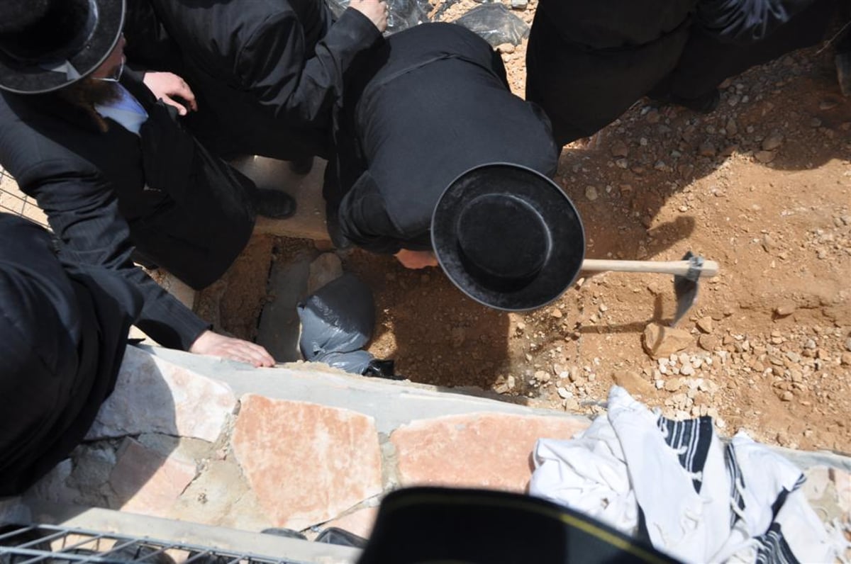 פרידה: שבעת בני המשפחה נטמנו ב"הר המנוחות"