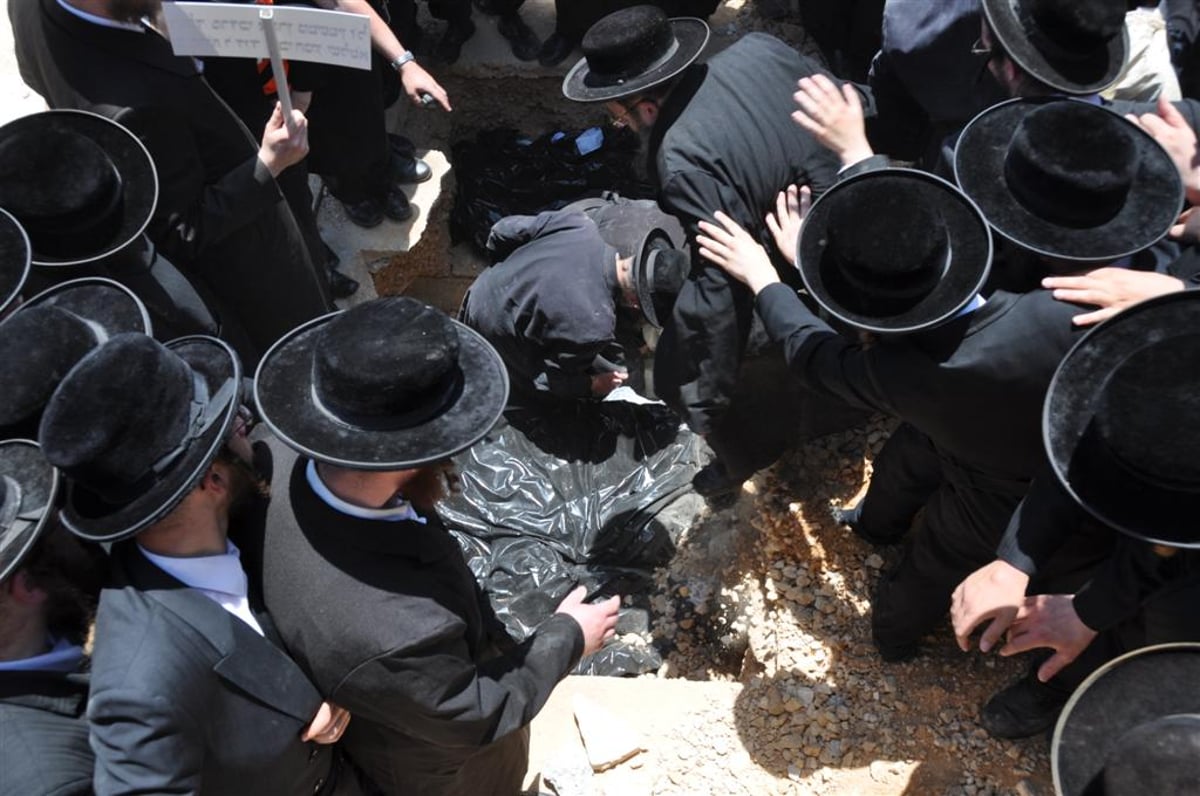 פרידה: שבעת בני המשפחה נטמנו ב"הר המנוחות"