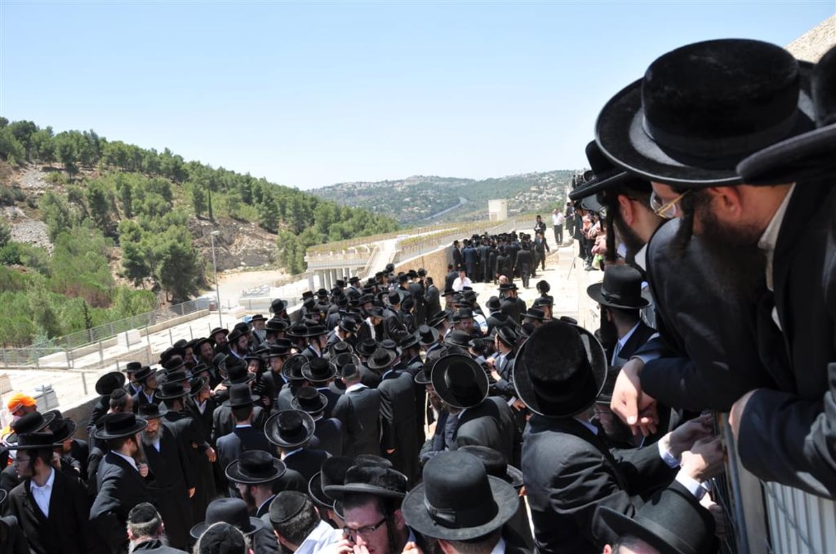 פרידה: שבעת בני המשפחה נטמנו ב"הר המנוחות"