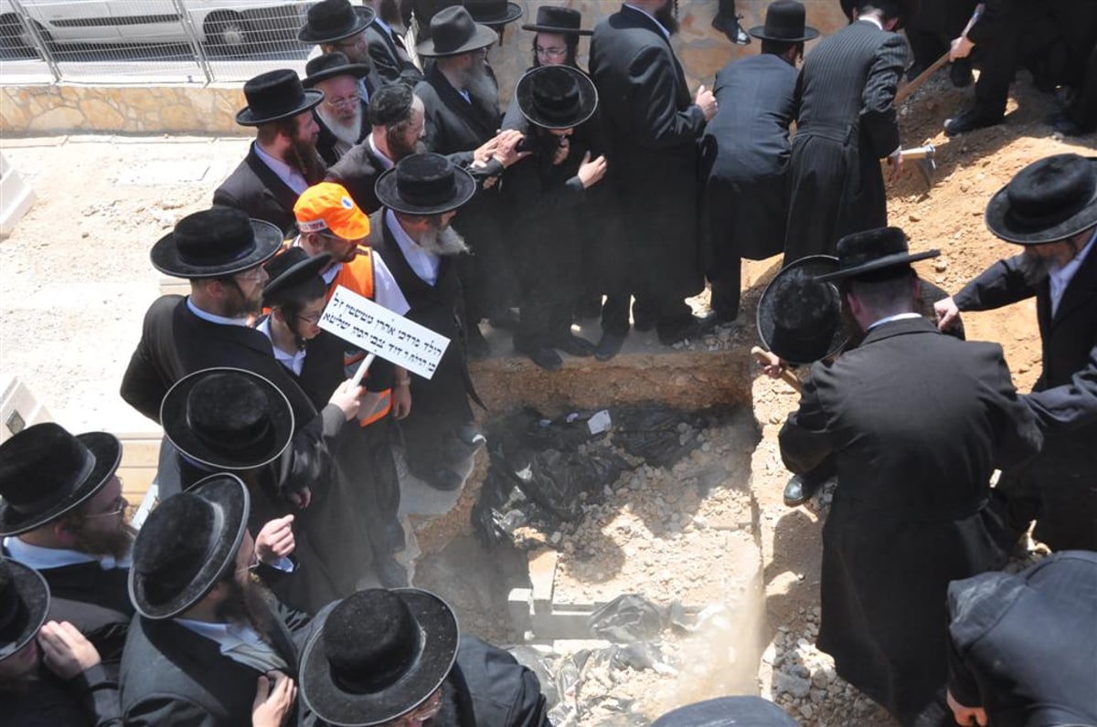 פרידה: שבעת בני המשפחה נטמנו ב"הר המנוחות"