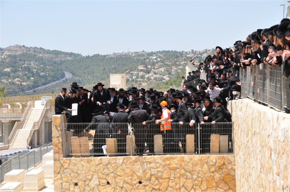 פרידה: שבעת בני המשפחה נטמנו ב"הר המנוחות"