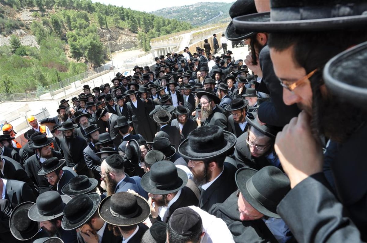 פרידה: שבעת בני המשפחה נטמנו ב"הר המנוחות"