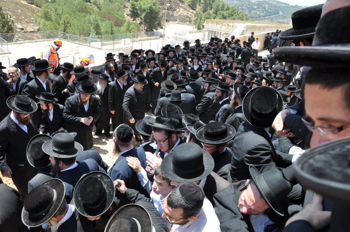 פרידה: שבעת בני המשפחה נטמנו ב"הר המנוחות"