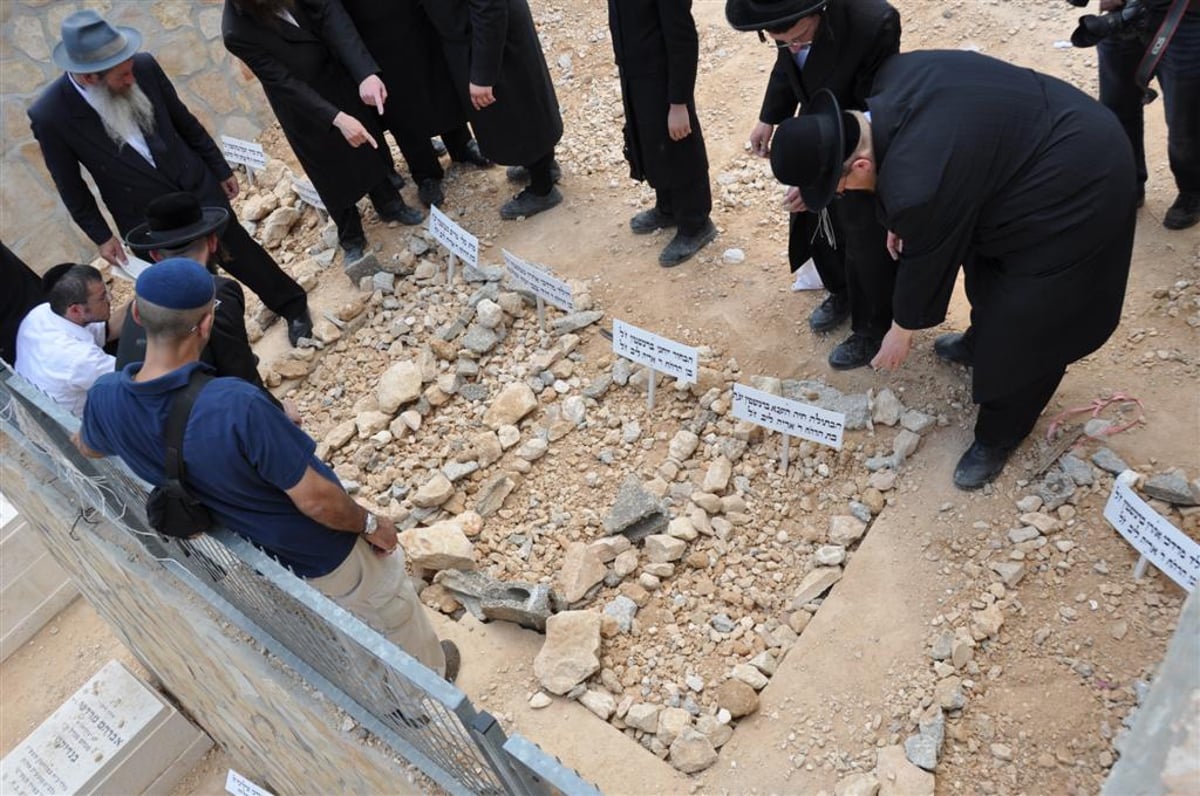 פרידה: שבעת בני המשפחה נטמנו ב"הר המנוחות"