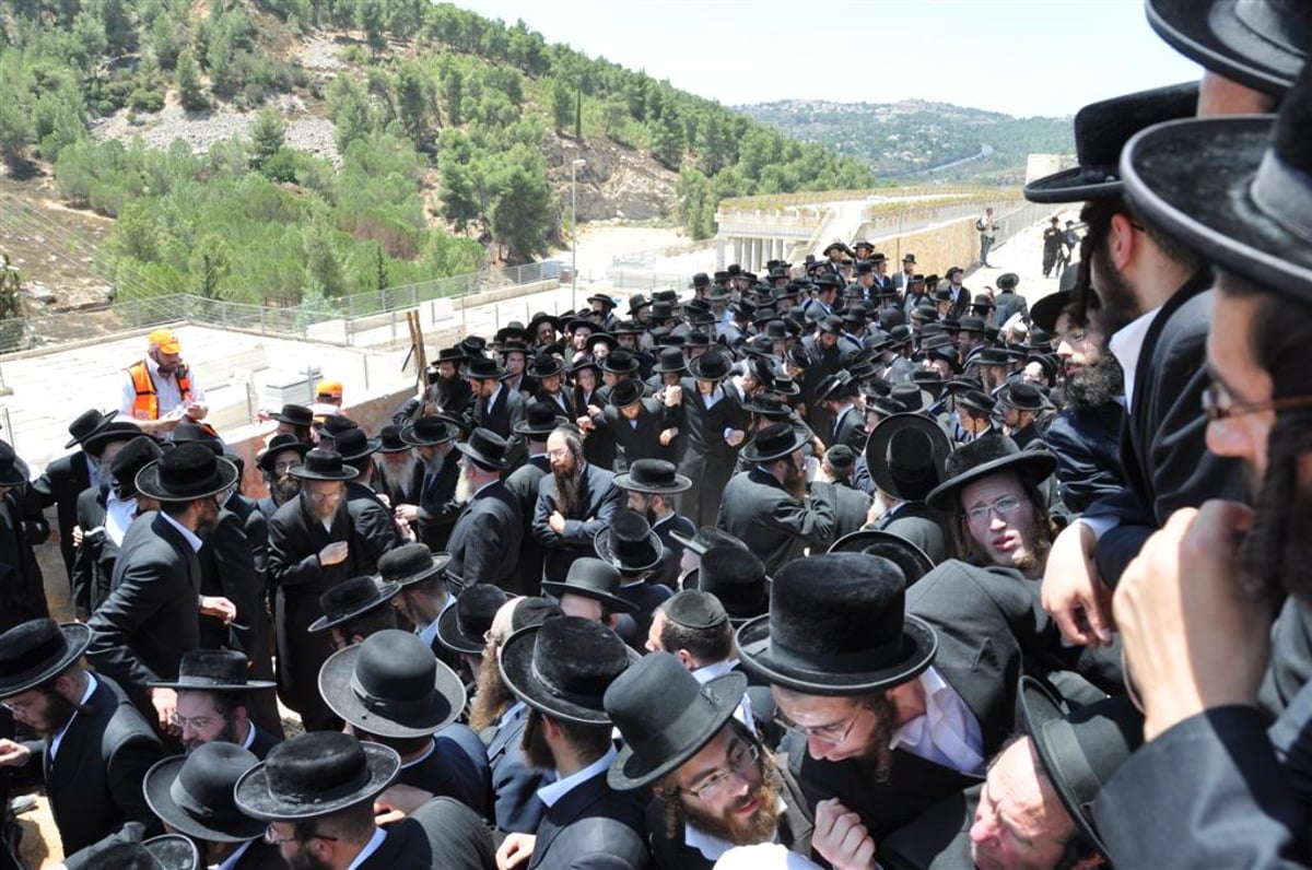 פרידה: שבעת בני המשפחה נטמנו ב"הר המנוחות"