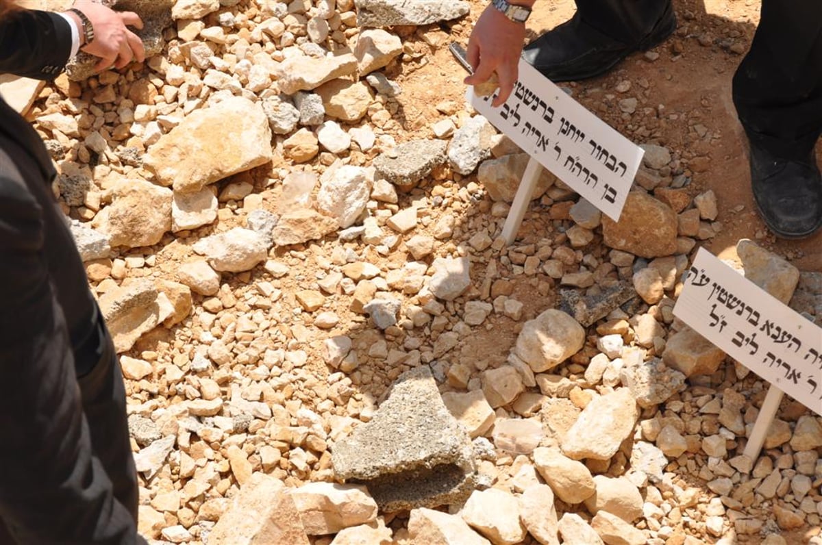 פרידה: שבעת בני המשפחה נטמנו ב"הר המנוחות"