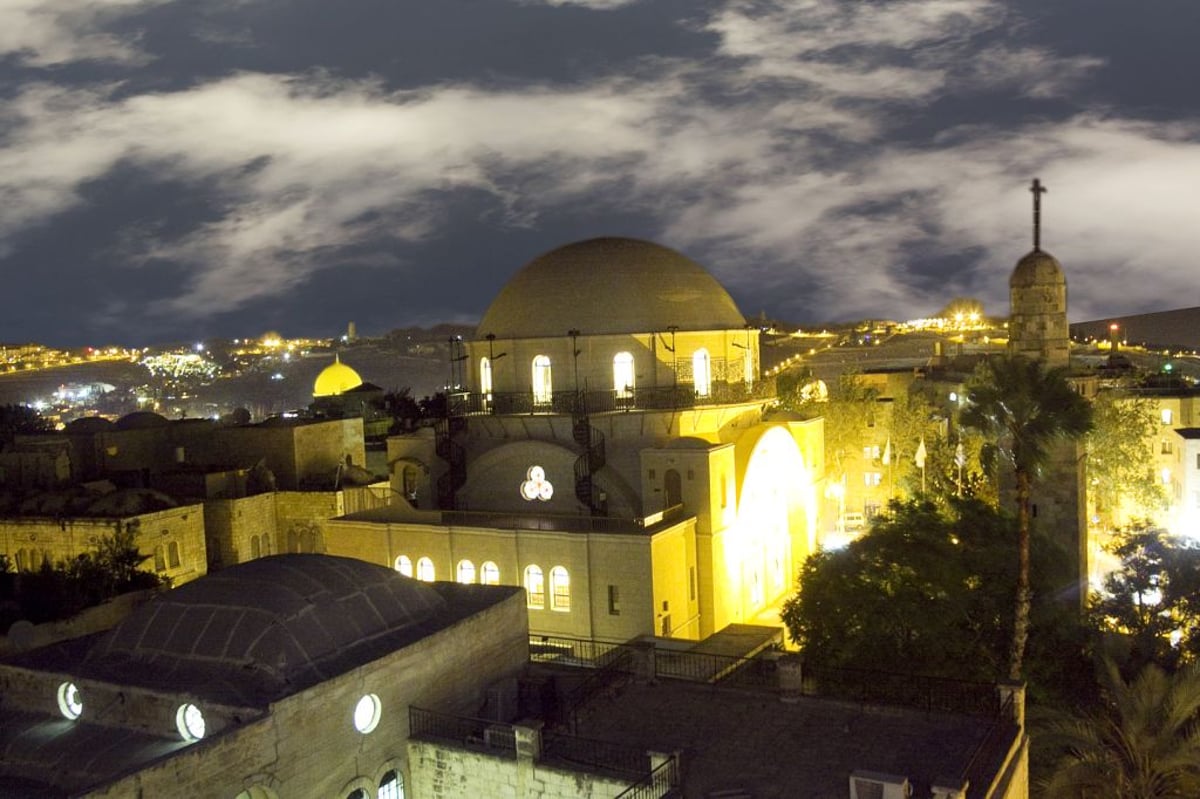 נברשות נתלו בחורבה: תמונות מרהיבות