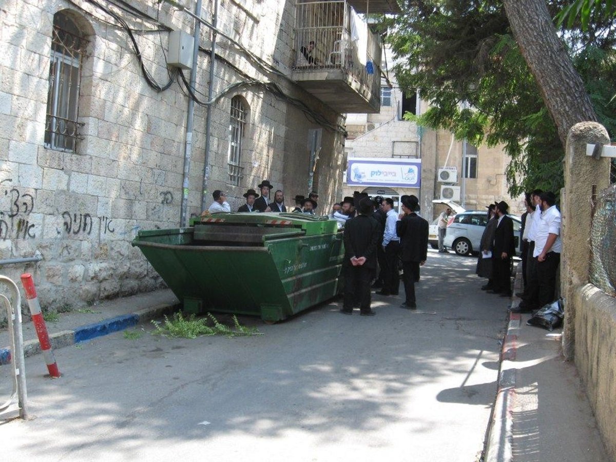 שערורייה בגאולה: הדוור זרק את הדואר לזבל