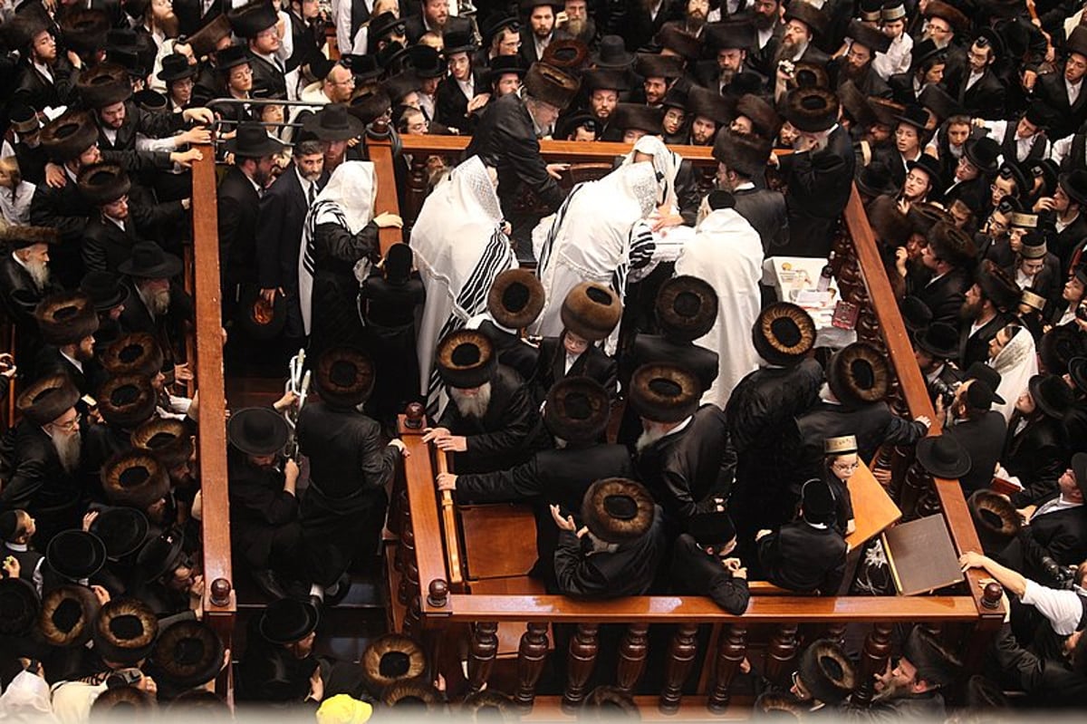 תיעוד מרהיב: מרן הגרי"ש בברית לנכד הרבי מבעלזא