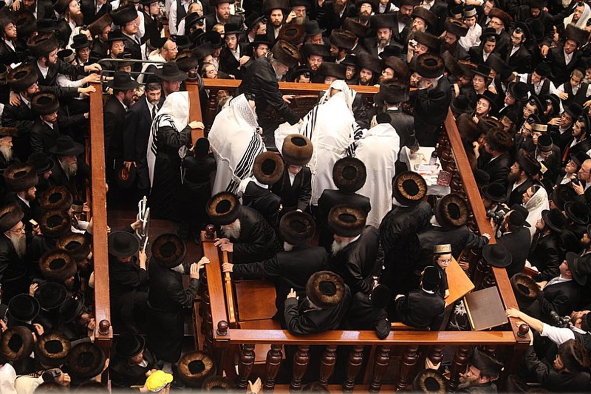 תיעוד מרהיב: מרן הגרי"ש בברית לנכד הרבי מבעלזא