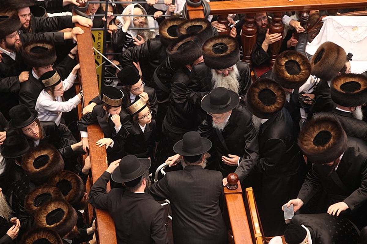 תיעוד מרהיב: מרן הגרי"ש בברית לנכד הרבי מבעלזא